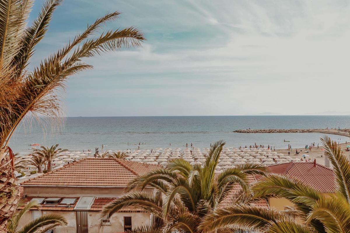 Lampada Di Aladino Hotel Follonica Exterior photo